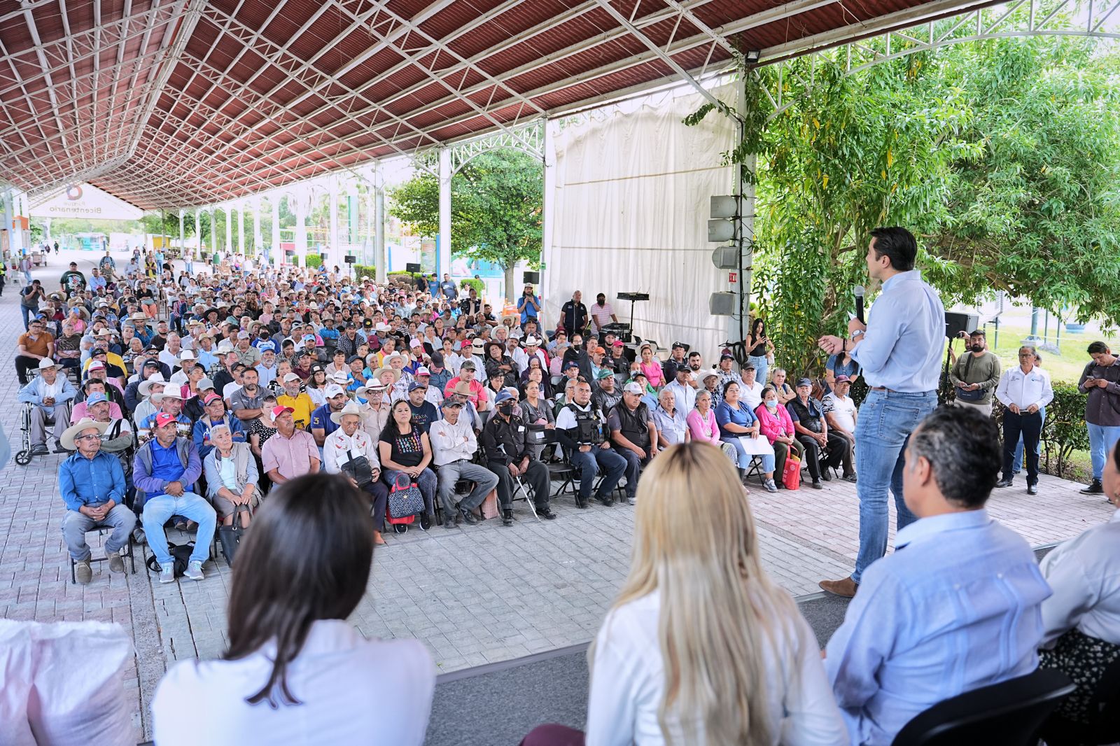 Imagen de Encabeza Felifer Macías entrega de semillas a productores de Santa Rosa Jáuregui y Felipe Carrillo Puerto 13