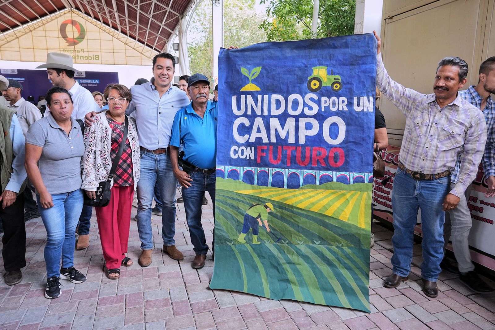 Imagen de Encabeza Felifer Macías entrega de semillas a productores de Santa Rosa Jáuregui y Felipe Carrillo Puerto 14