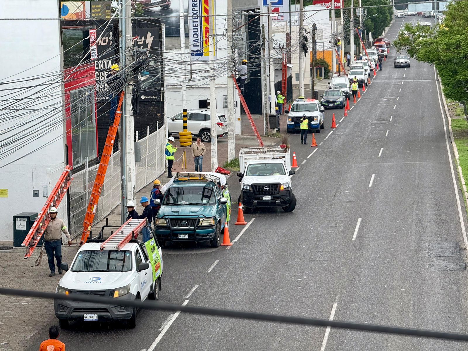 Imagen de Se libera la vía pública de 4.3 toneladas de cables en desuso 10