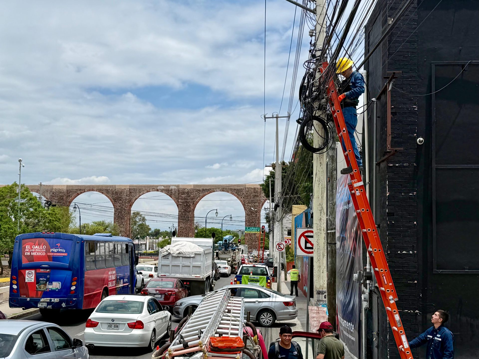 Imagen de Se libera la vía pública de 4.3 toneladas de cables en desuso 11