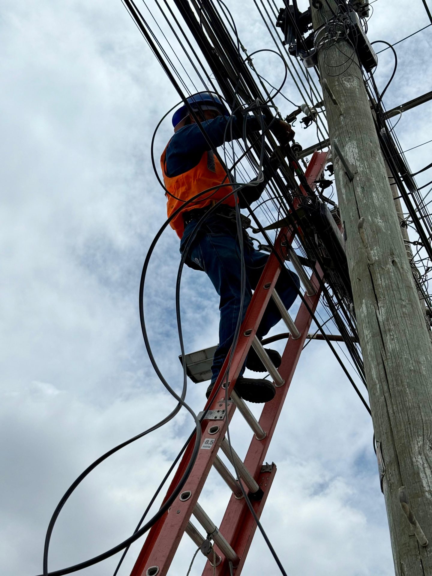 Imagen de Se libera la vía pública de 4.3 toneladas de cables en desuso 9
