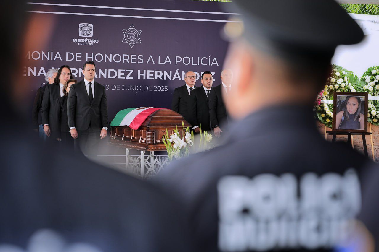 Imagen de Felifer Macías honra la memoria de la oficial Lorena Hernández Hernández 7