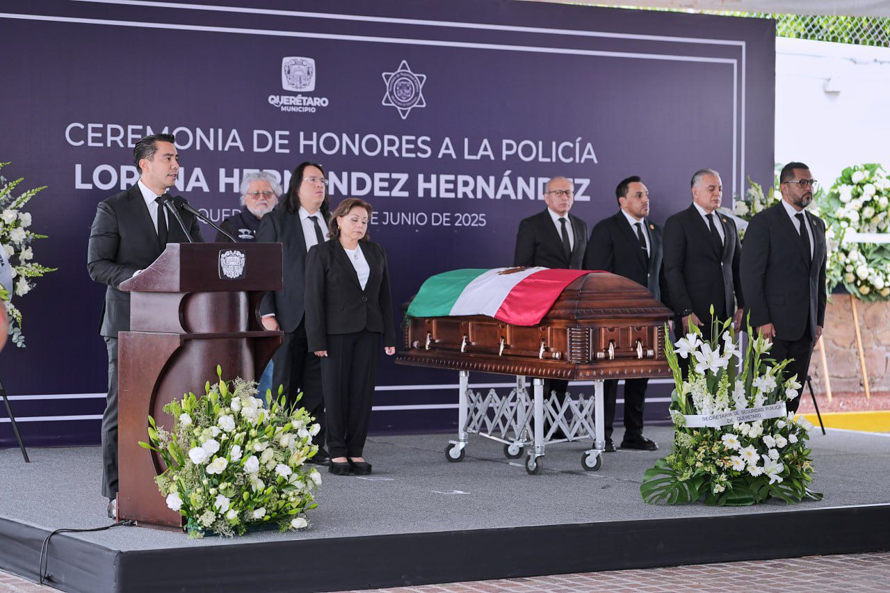 Imagen de Felifer Macías honra la memoria de la oficial Lorena Hernández Hernández 8