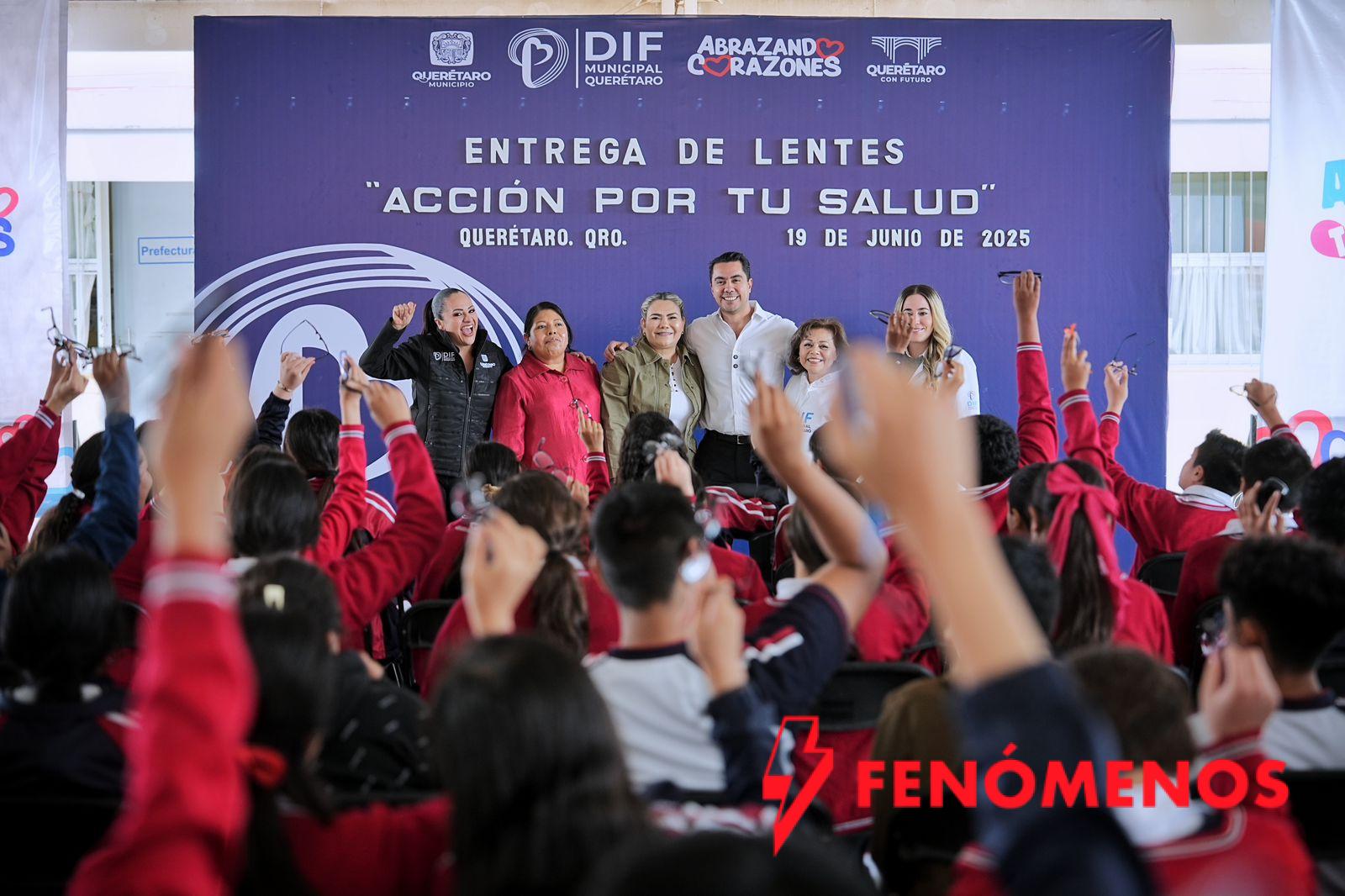 Entrega Felifer Macías lentes a 160 estudiantes de la Secundaria Técnica 35 Entrega Felifer Macías lentes a 160 estudiantes de la Secundaria Técnica 35