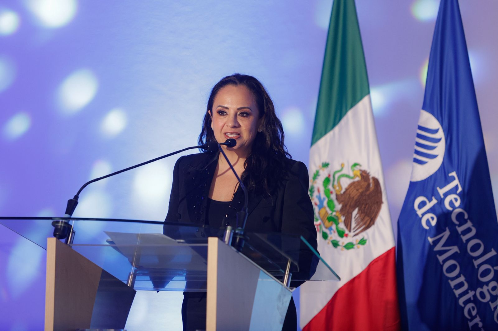 Imagen de Participa Felifer Macías en la entrega del Premio al Mérito EXATEC 28