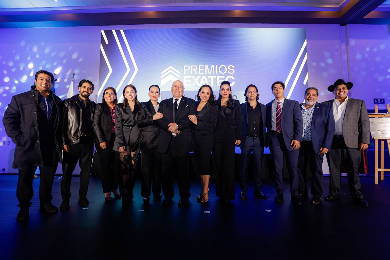 Imagen de Participa Felifer Macías en la entrega del Premio al Mérito EXATEC 26