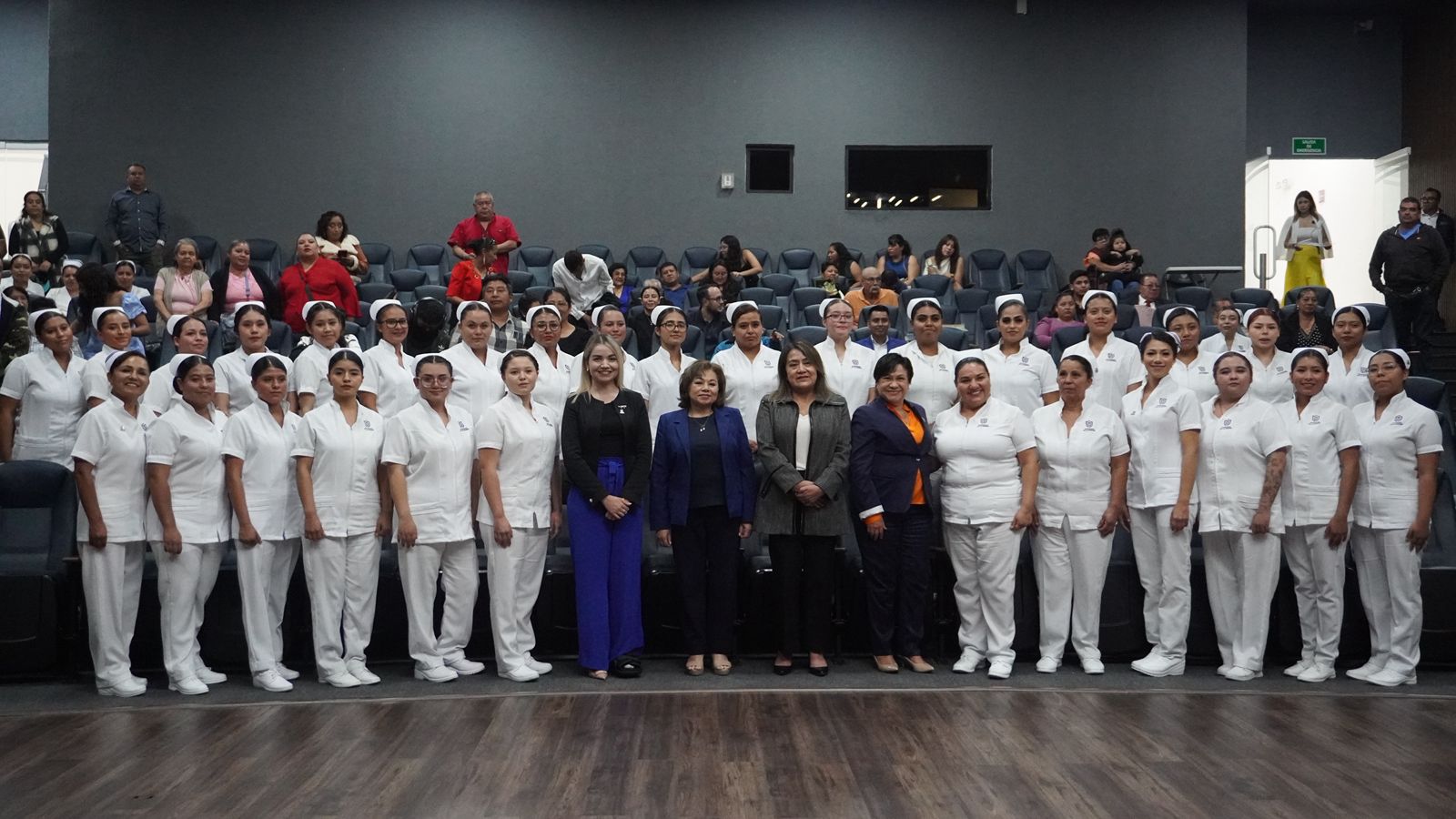 Imagen de Encabezan Adriana Olvera y Vanesa Garfias ceremonia de imposición de cofias a futuras enfermeras 4