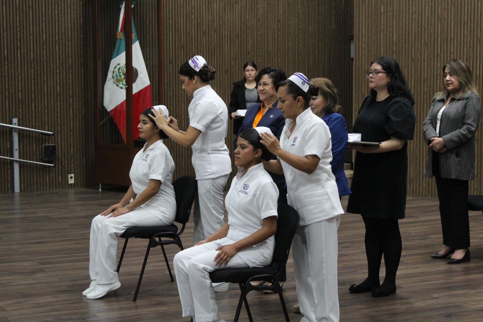 Imagen de Encabezan Adriana Olvera y Vanesa Garfias ceremonia de imposición de cofias a futuras enfermeras 2