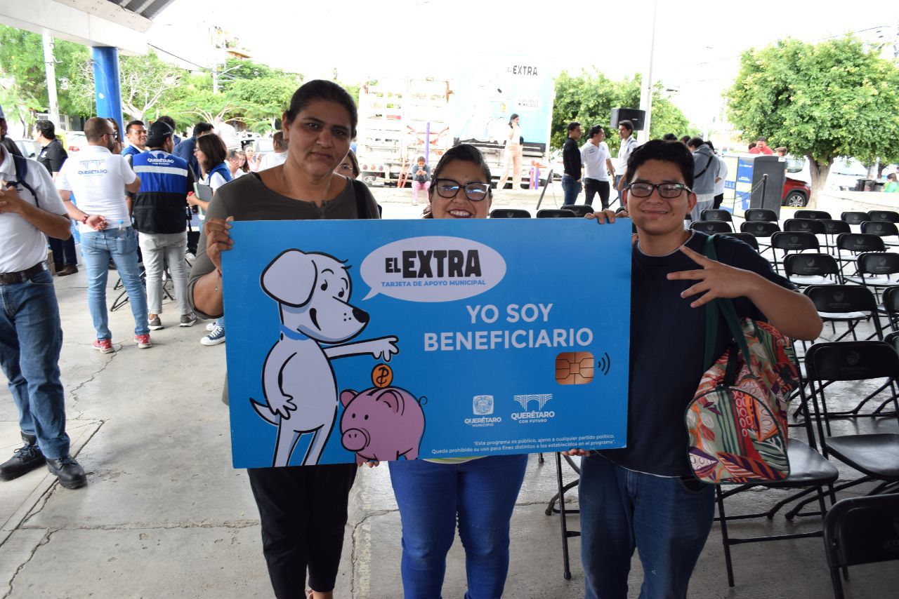Imagen de Entregan tarjetas de El Extra a familias de Félix Osores Sotomayor 18