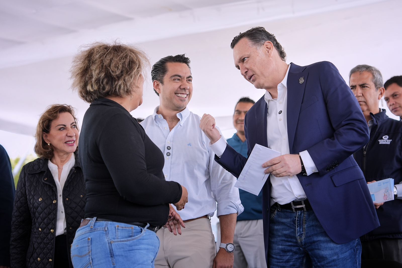 Imagen de Felifer Macías inicia entrega de tarjetas de El Extra para taxistas queretanos 9