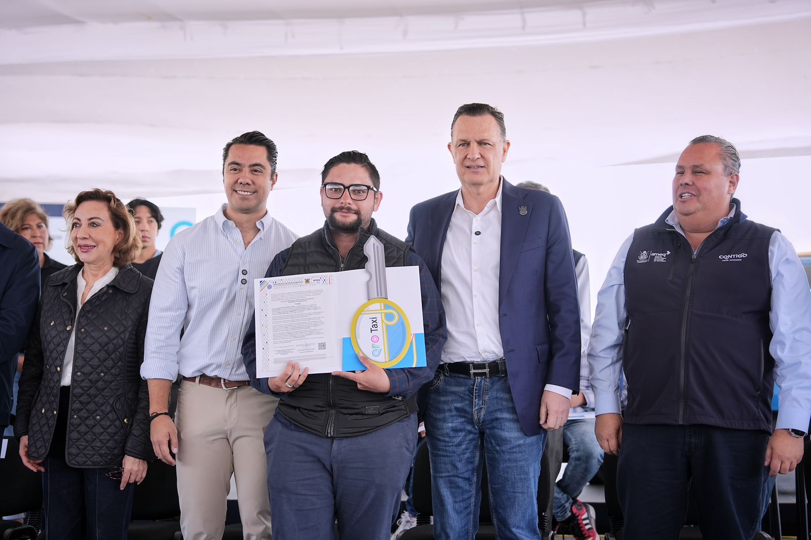 Imagen de Felifer Macías inicia entrega de tarjetas de El Extra para taxistas queretanos 10