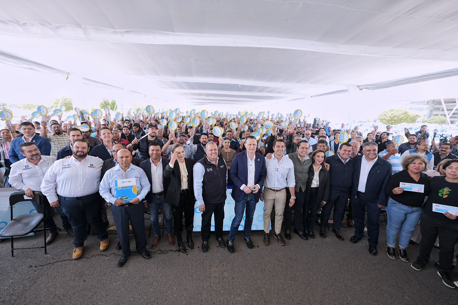 Imagen de Felifer Macías inicia entrega de tarjetas de El Extra para taxistas queretanos 7