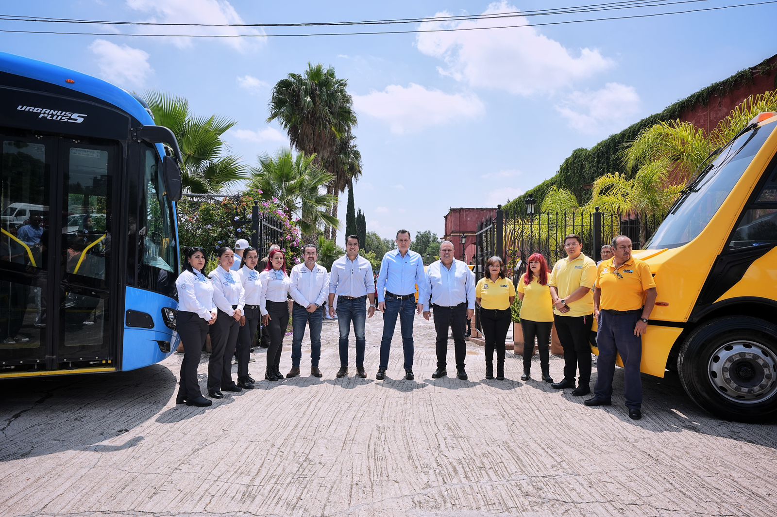 Imagen de Amplia Felifer Macías transporte comunitario gratuito en Felipe Carrillo Puerto para miles de familias 10