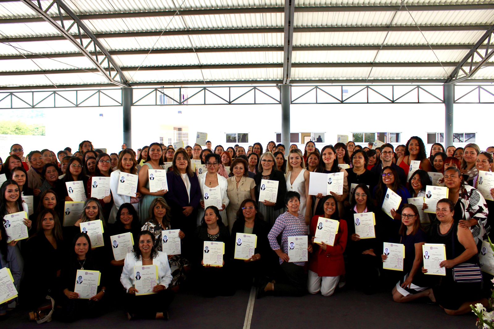 Imagen de DIF Municipal y Secretaría de la Mujer celebran entrega de títulos de maestría en la Universidad de las Mujeres 3