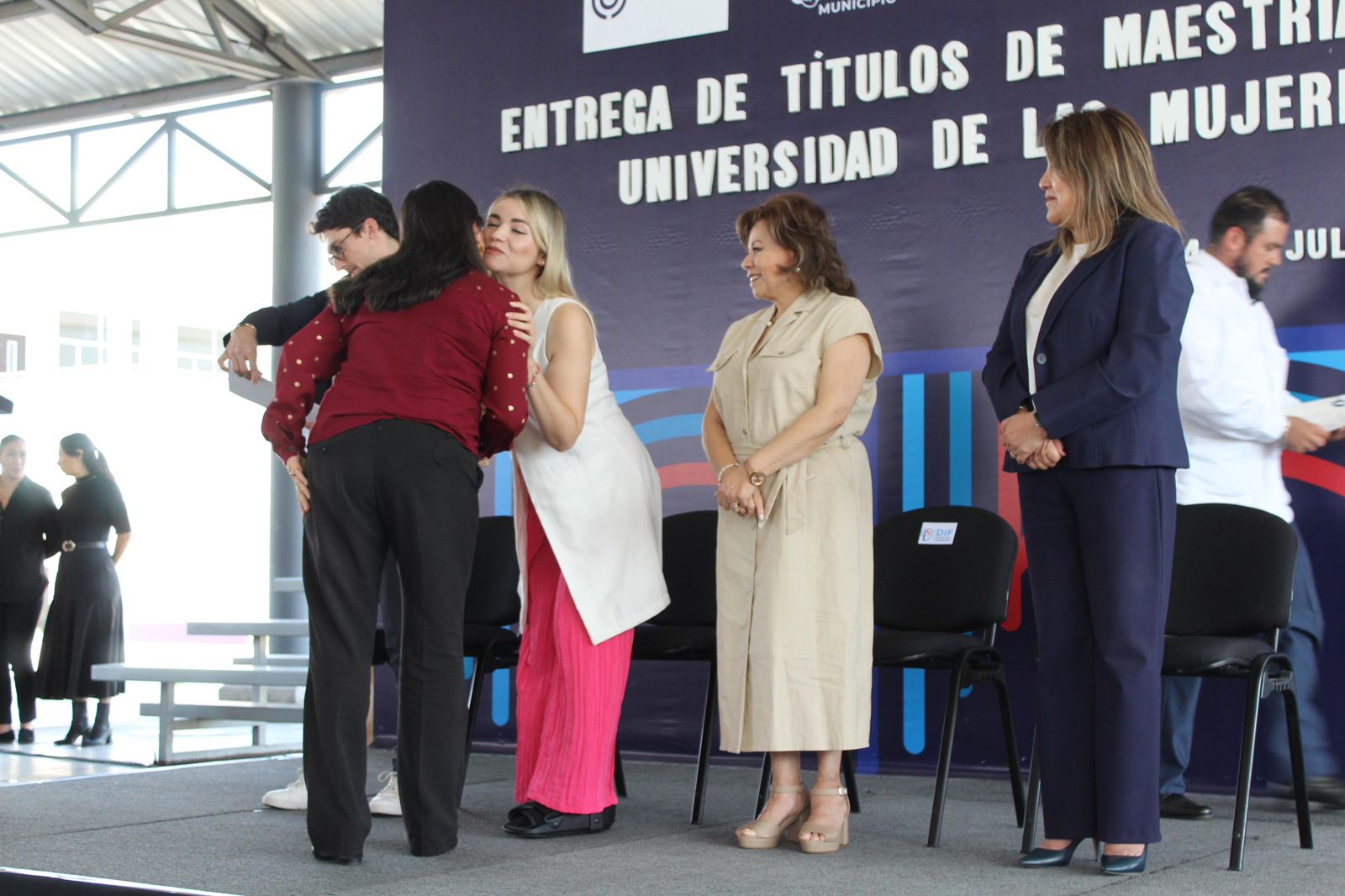 Imagen de DIF Municipal y Secretaría de la Mujer celebran entrega de títulos de maestría en la Universidad de las Mujeres 5