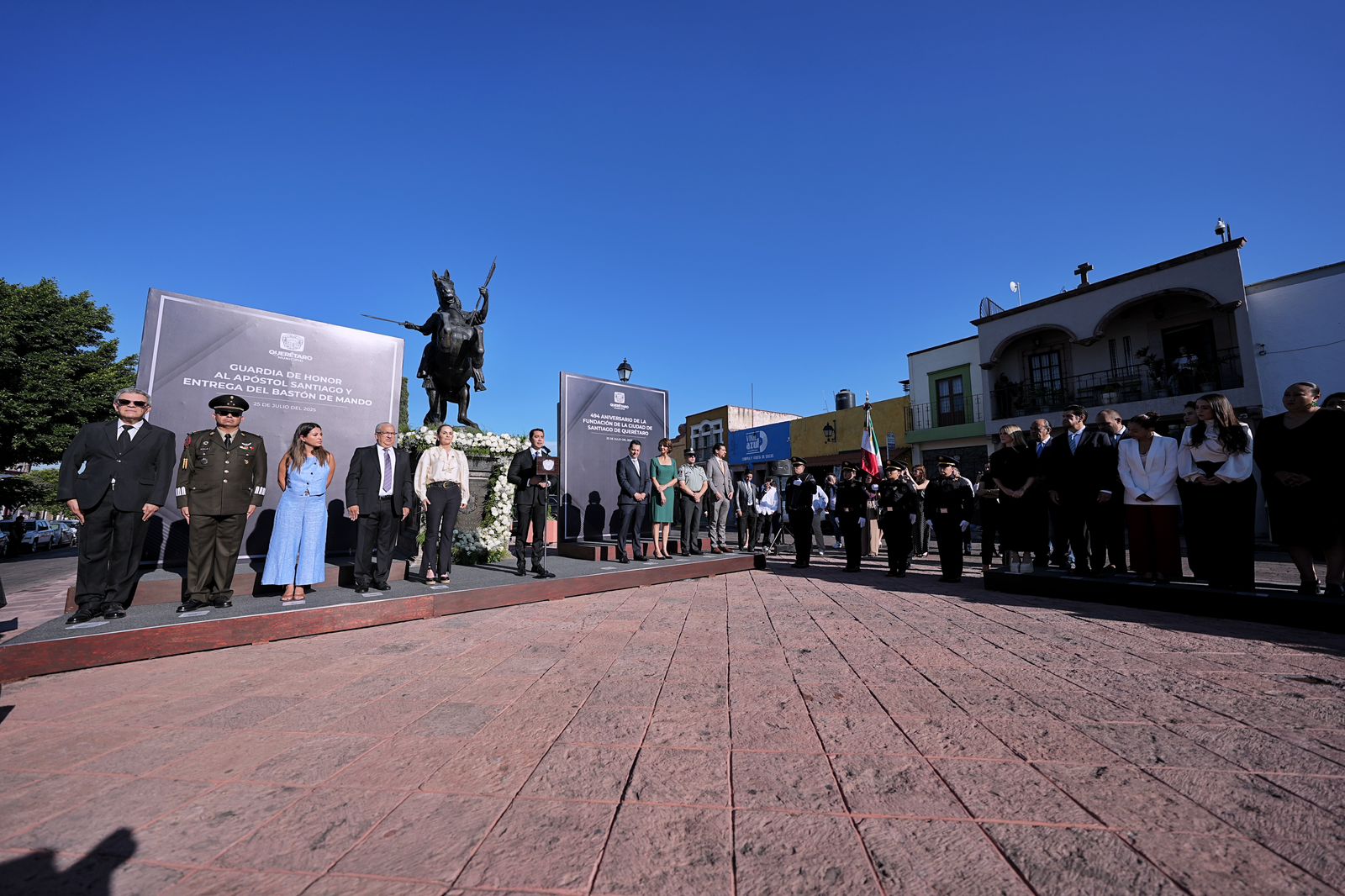 Imagen de Encabeza Felifer Macías Guardia de Honor al Apóstol Santiago en el 494 aniversario de la fundación de Querétaro 12