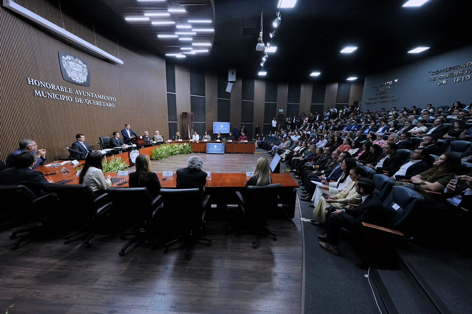 Imagen de Entrega Ayuntamiento de Querétaro preseas y homenaje póstumo a queretanas y queretanos comprometidos con la sociedad 2