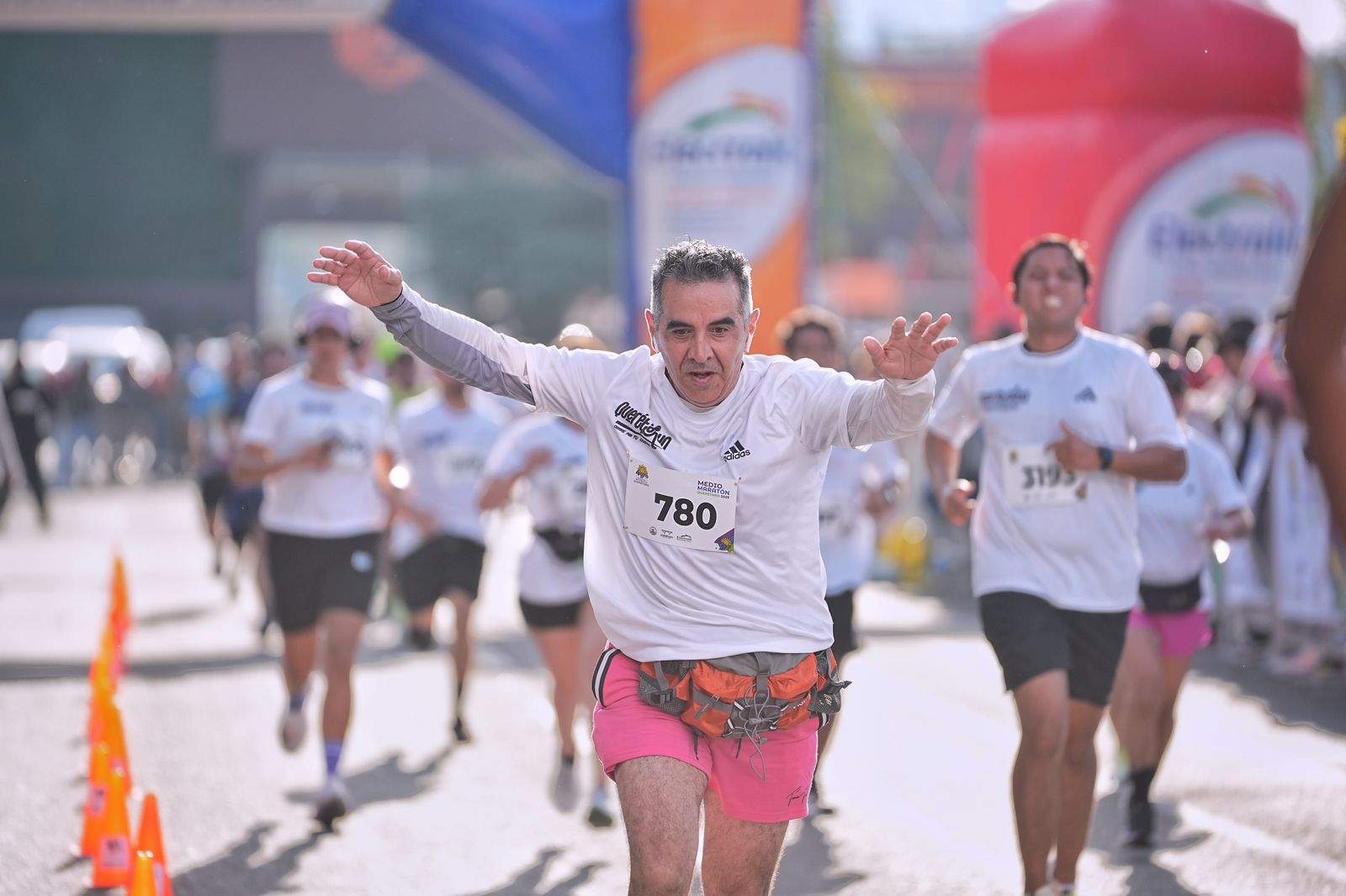 Imagen de Encabeza Felifer Macías Medio Maratón por el 494 aniversario de Querétaro 3