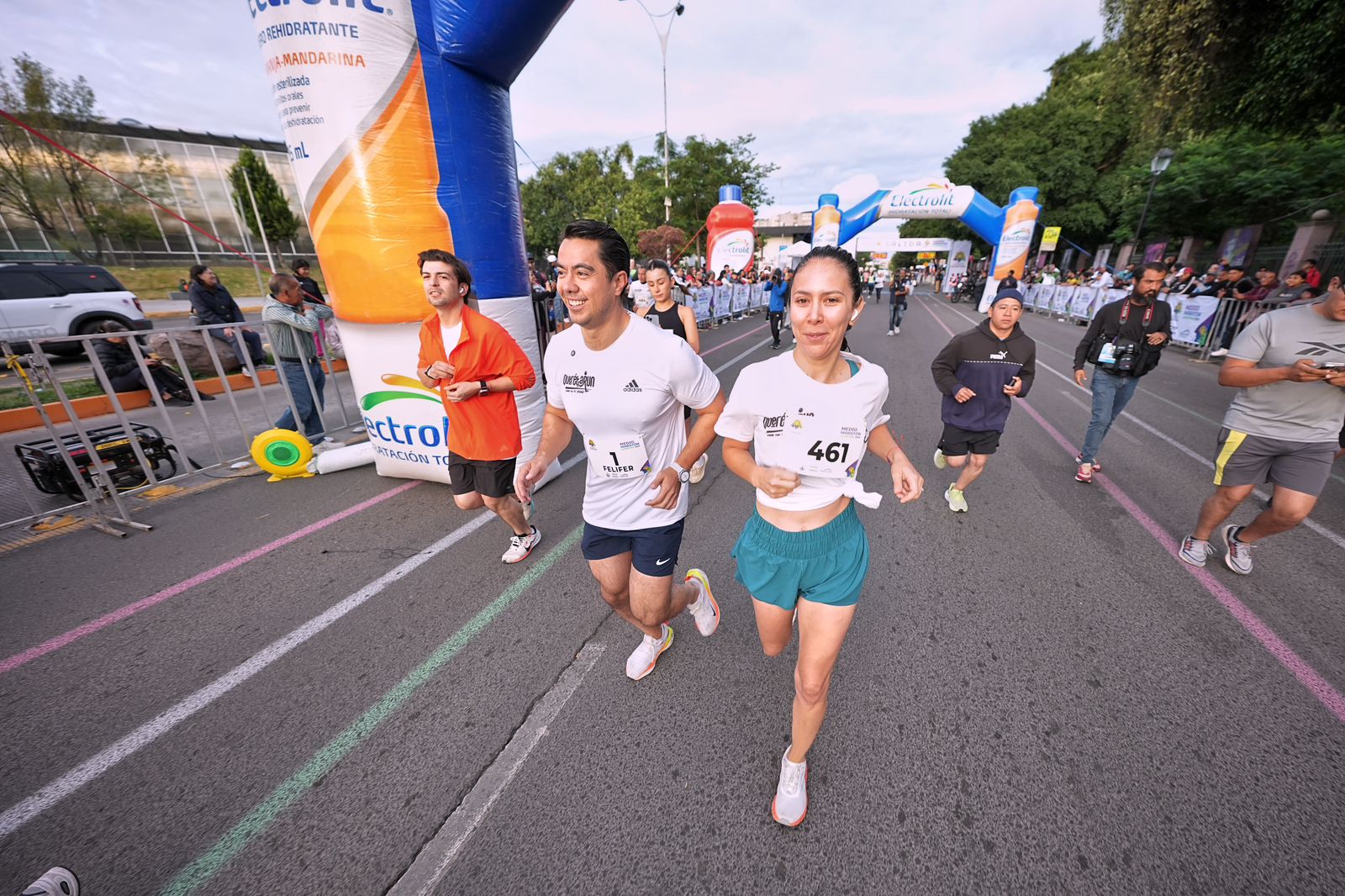 Imagen de Encabeza Felifer Macías Medio Maratón por el 494 aniversario de Querétaro 4