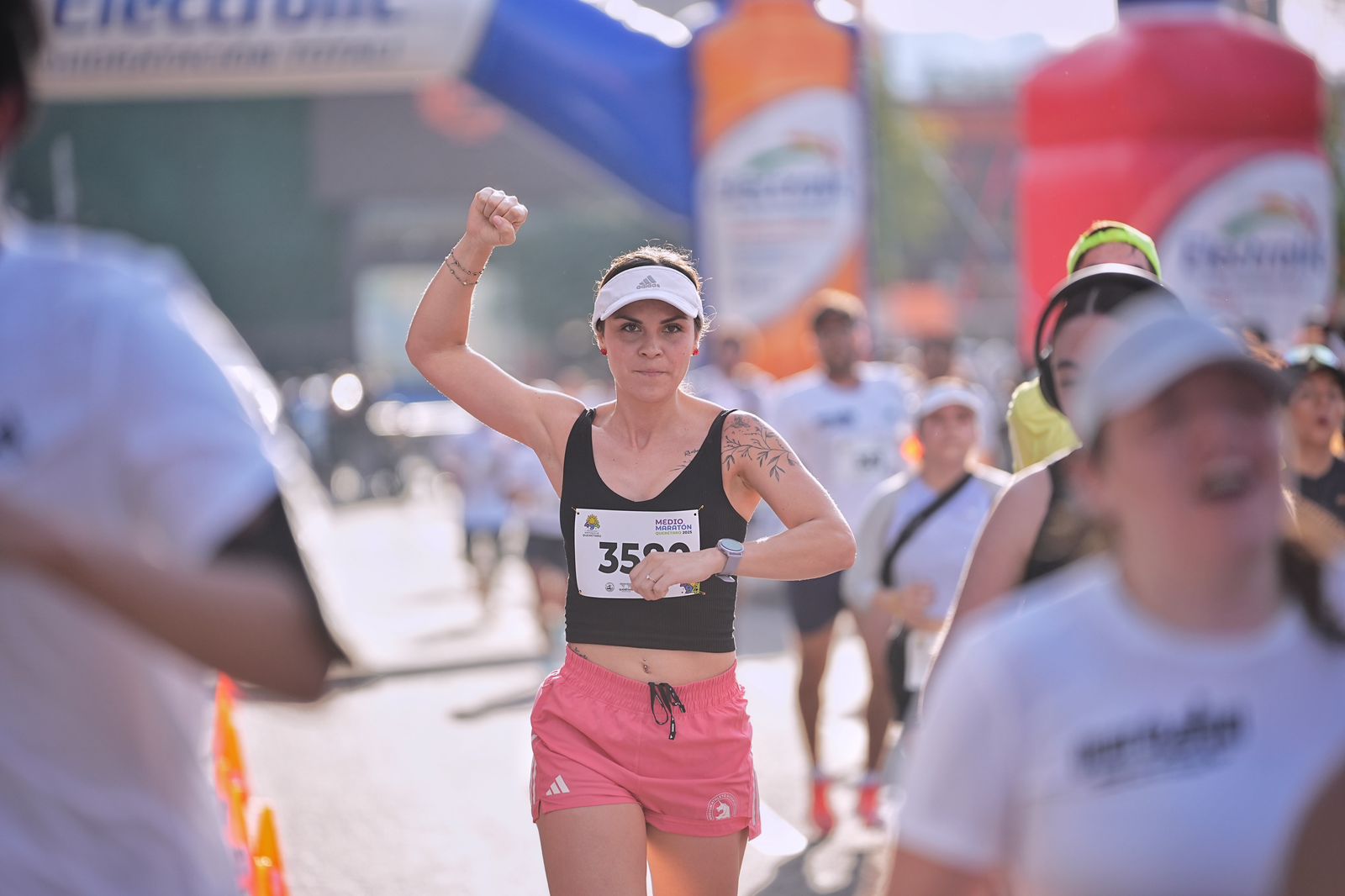 Imagen de Encabeza Felifer Macías Medio Maratón por el 494 aniversario de Querétaro 6