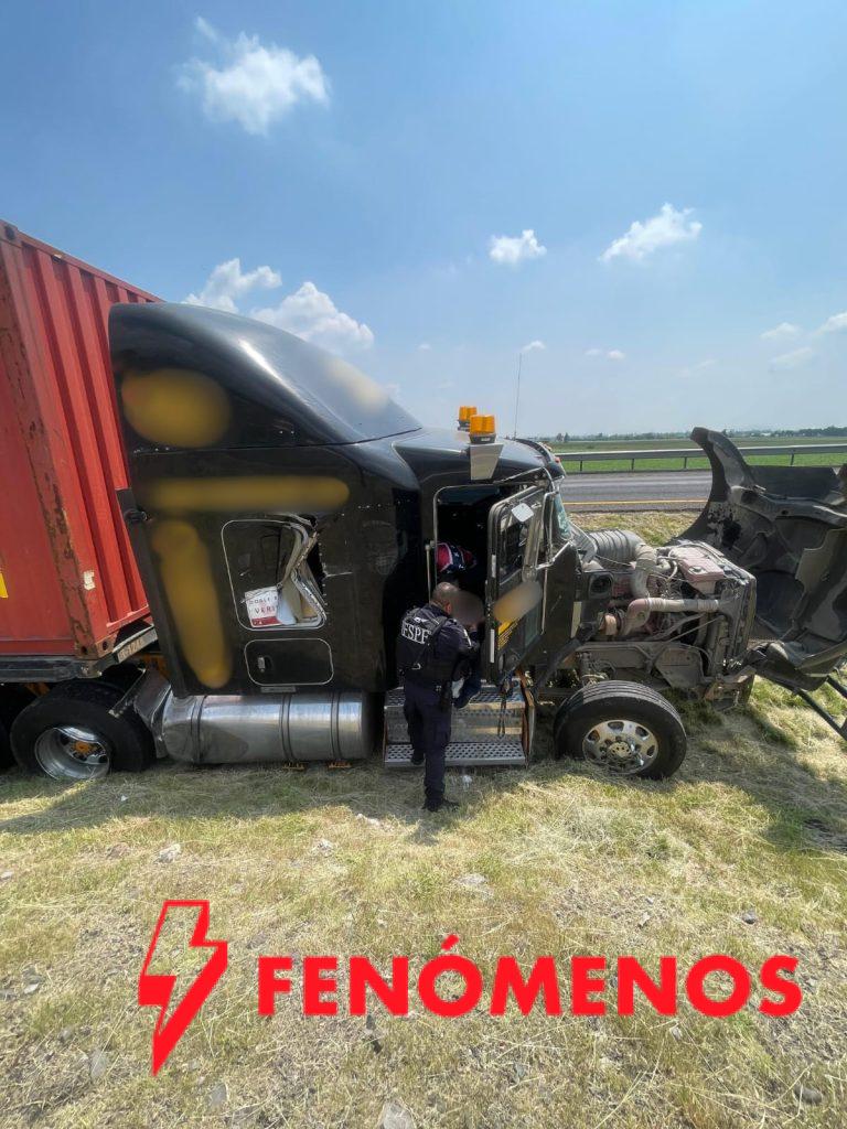 Auxilia Escuadrón Antiextorsión a conductor de tractocamión accidentado en la carretera Salamanca–León