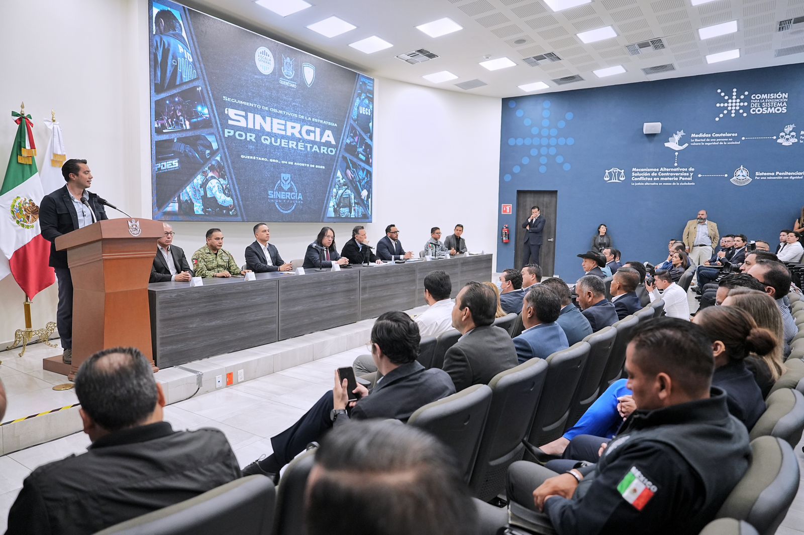 Imagen de Asiste Felifer Macías a la reunión para el seguimiento de objetivos de la estrategia “Sinergia por Querétaro”. 13