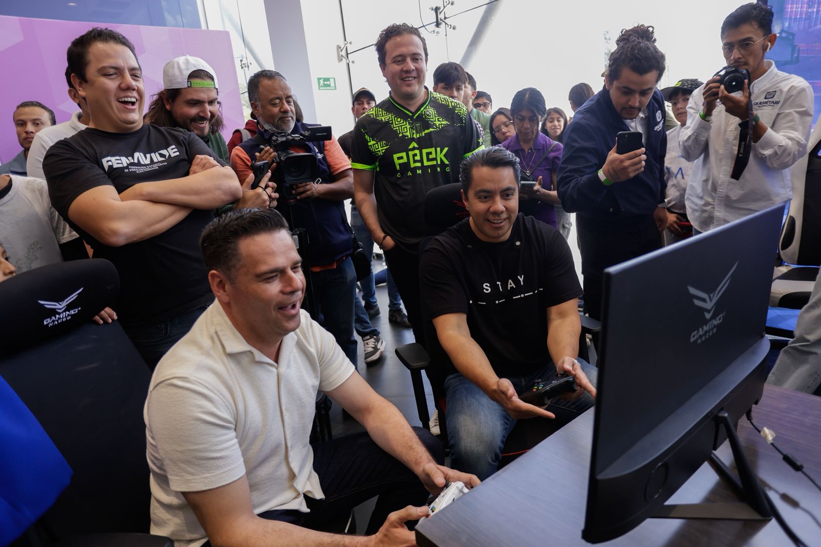 Imagen de Asiste Felifer Macías a la final del Campeonato Nacional de gaming 6