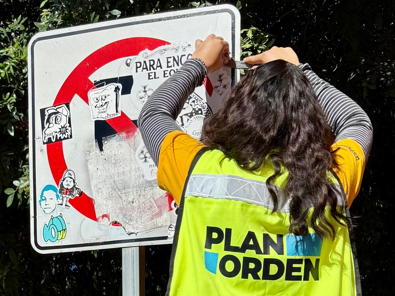 Imagen de Realiza Semov limpieza de señalética para fortalecer el orden y la seguridad vial 8