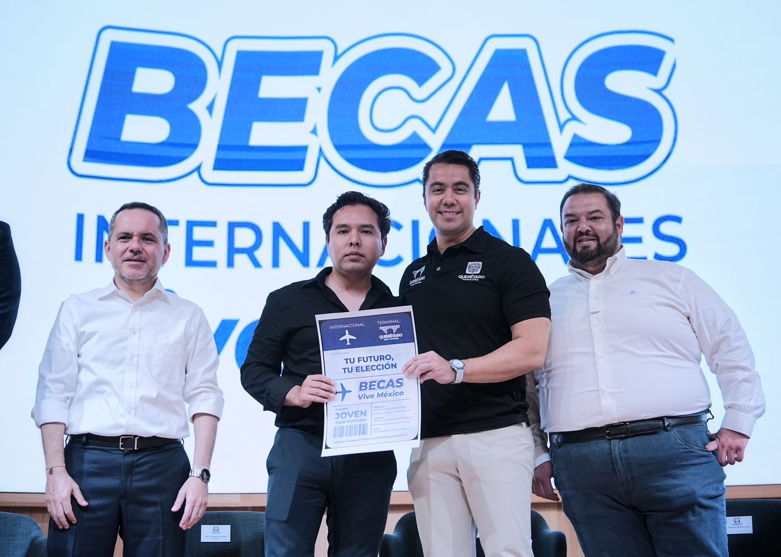 Imagen de Felifer Macías entregó 162 becas a jóvenes que serán embajadores de Querétaro en el mundo 5