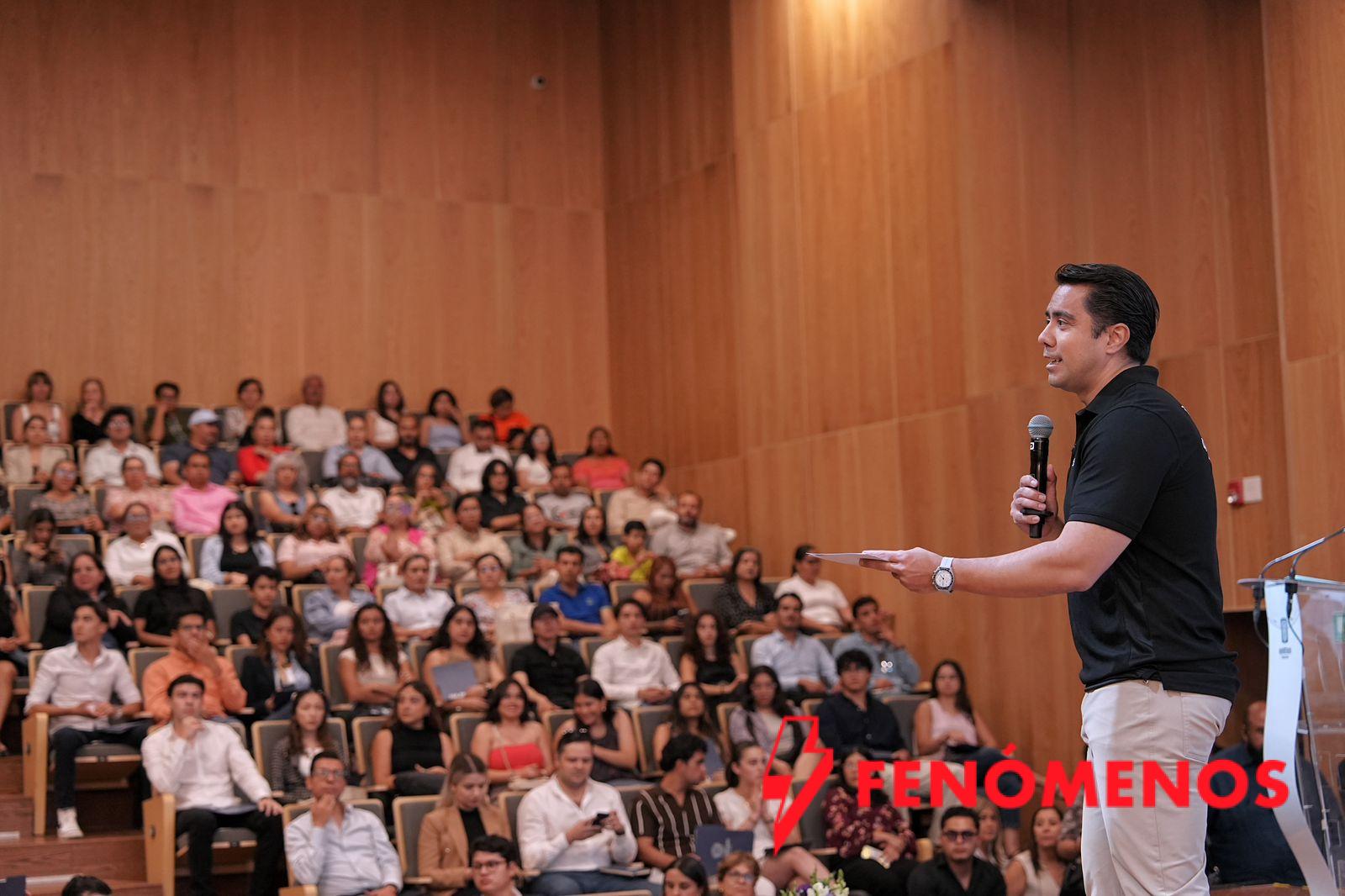 Felifer Macías entregó 162 becas a jóvenes que serán embajadores de Querétaro en el mundo