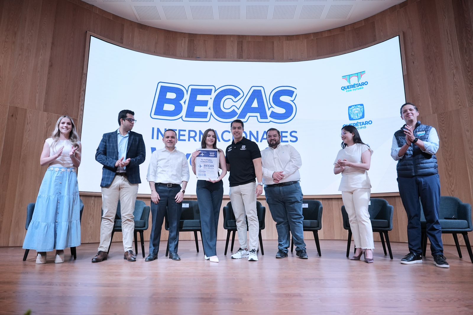 Imagen de Felifer Macías entregó 162 becas a jóvenes que serán embajadores de Querétaro en el mundo 2