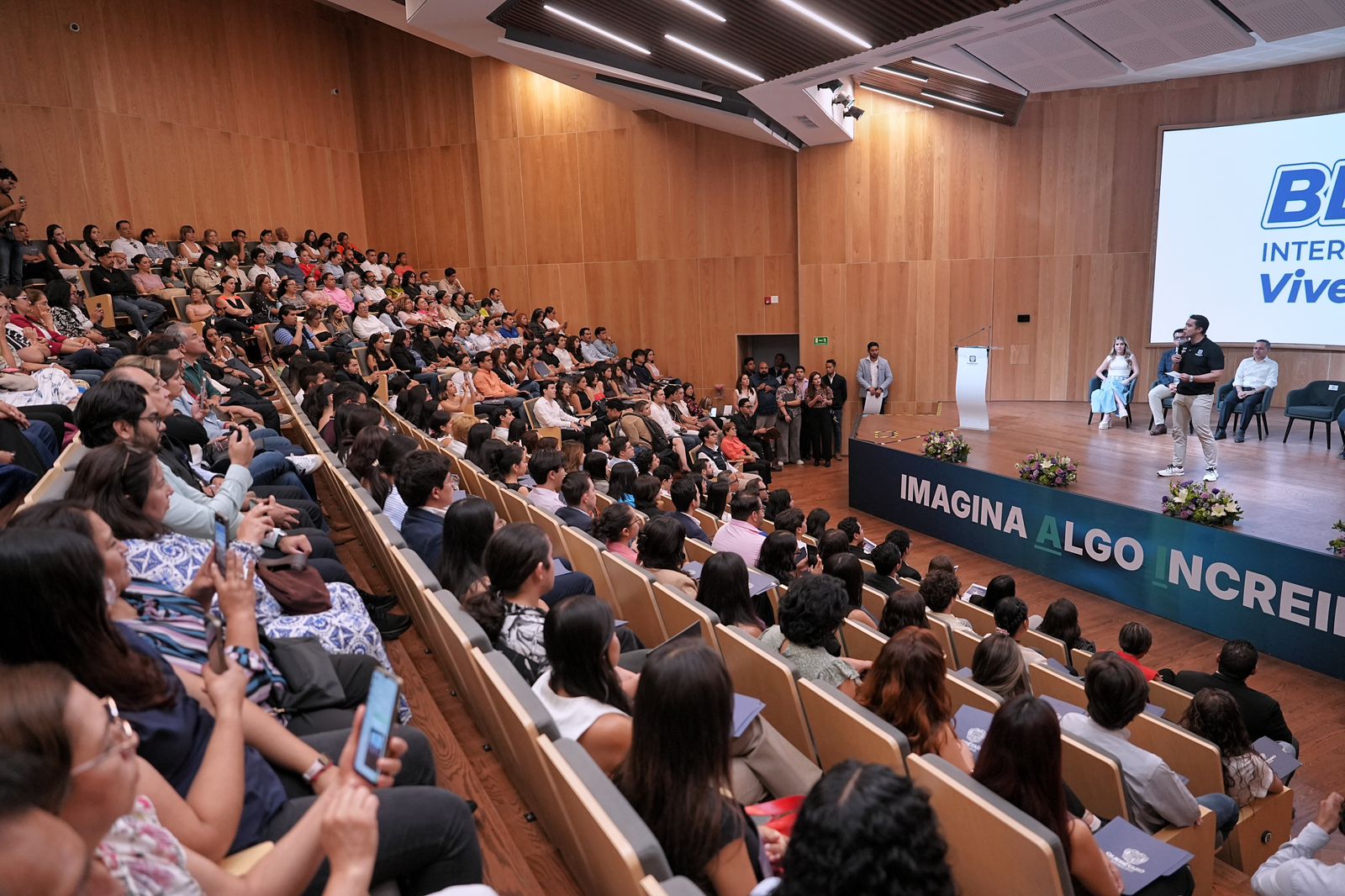 Imagen de Felifer Macías entregó 162 becas a jóvenes que serán embajadores de Querétaro en el mundo 3