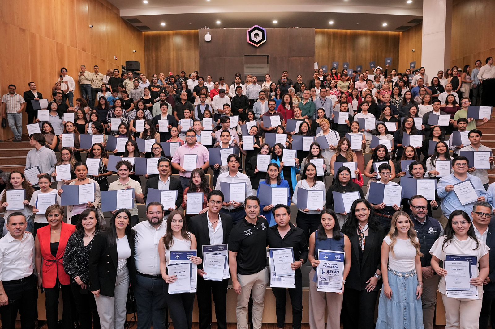 Imagen de Felifer Macías entregó 162 becas a jóvenes que serán embajadores de Querétaro en el mundo 4