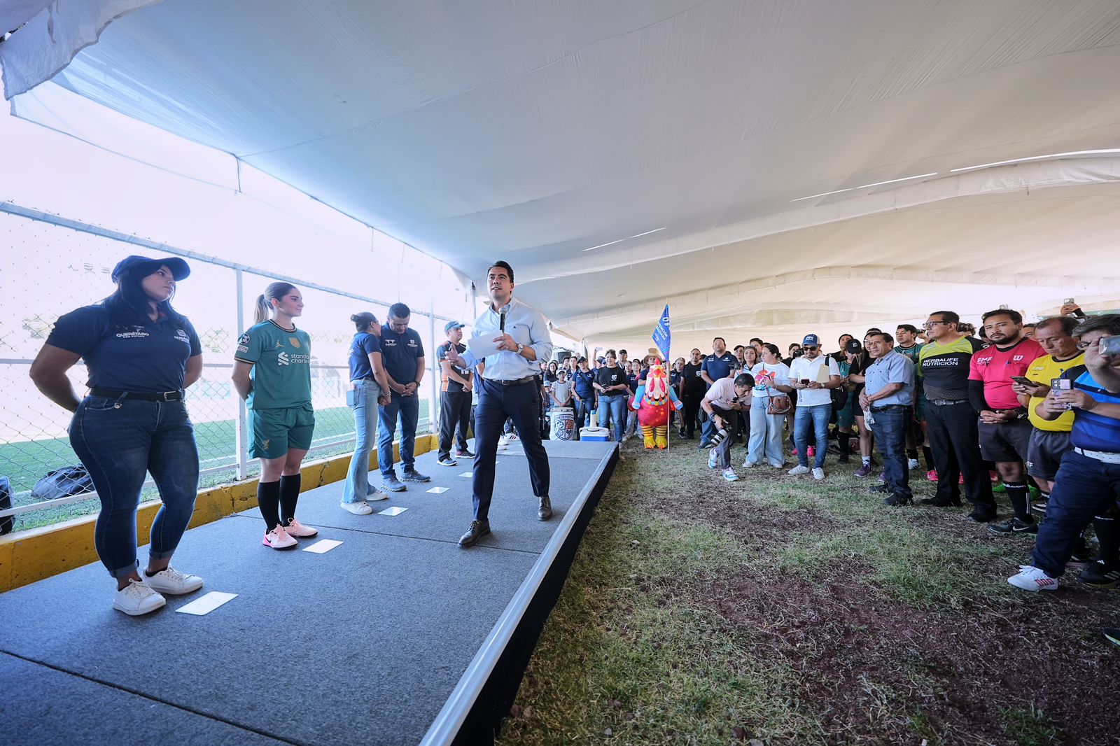 Imagen de Inaugura Felifer Macías torneo deportivo mixto “Querétaro Con Futuro” 14