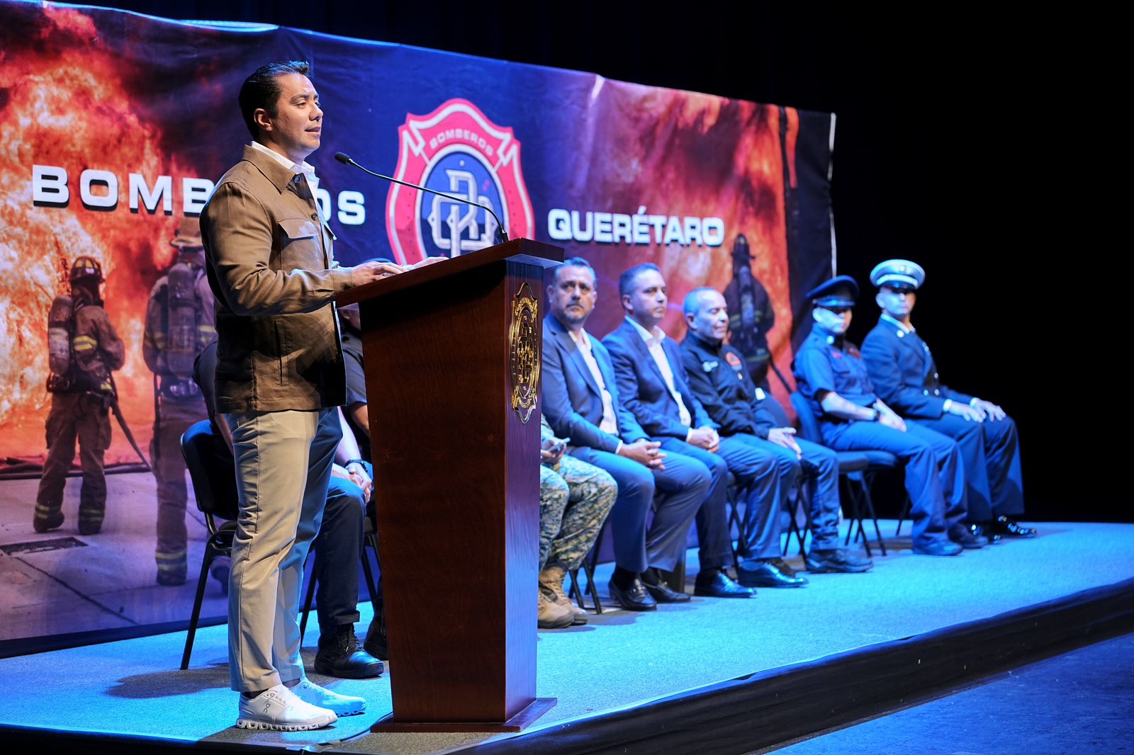 Imagen de Reconoce Felifer Macías el valor y la entrega del Cuerpo de Bomberos de Querétaro 12