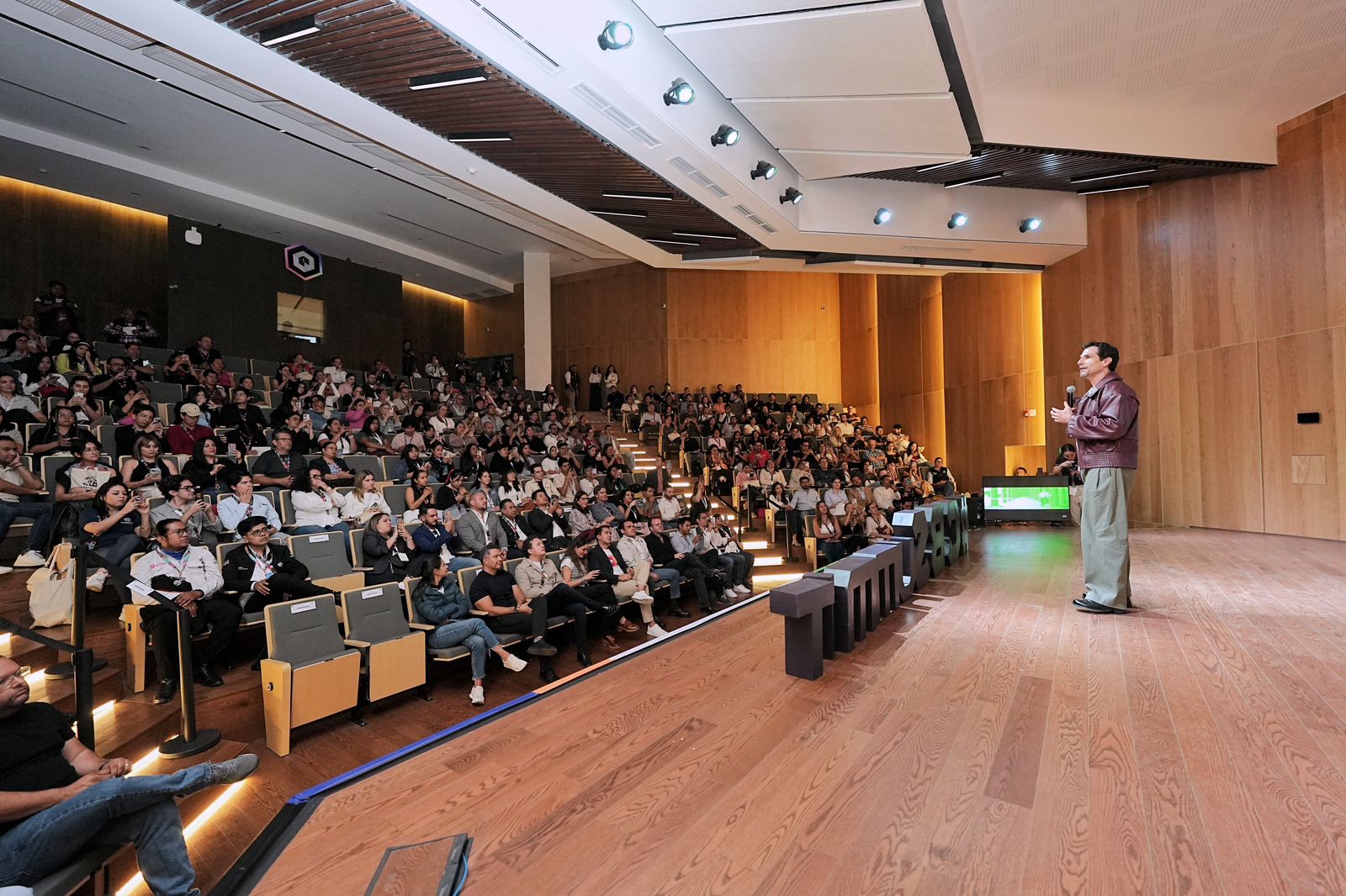 Imagen de Asiste Felifer Macías a la conferencia de Alan por el Mundo 2