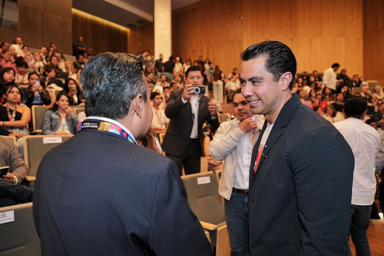 Imagen de Asiste Felifer Macías a la conferencia de Alan por el Mundo 4