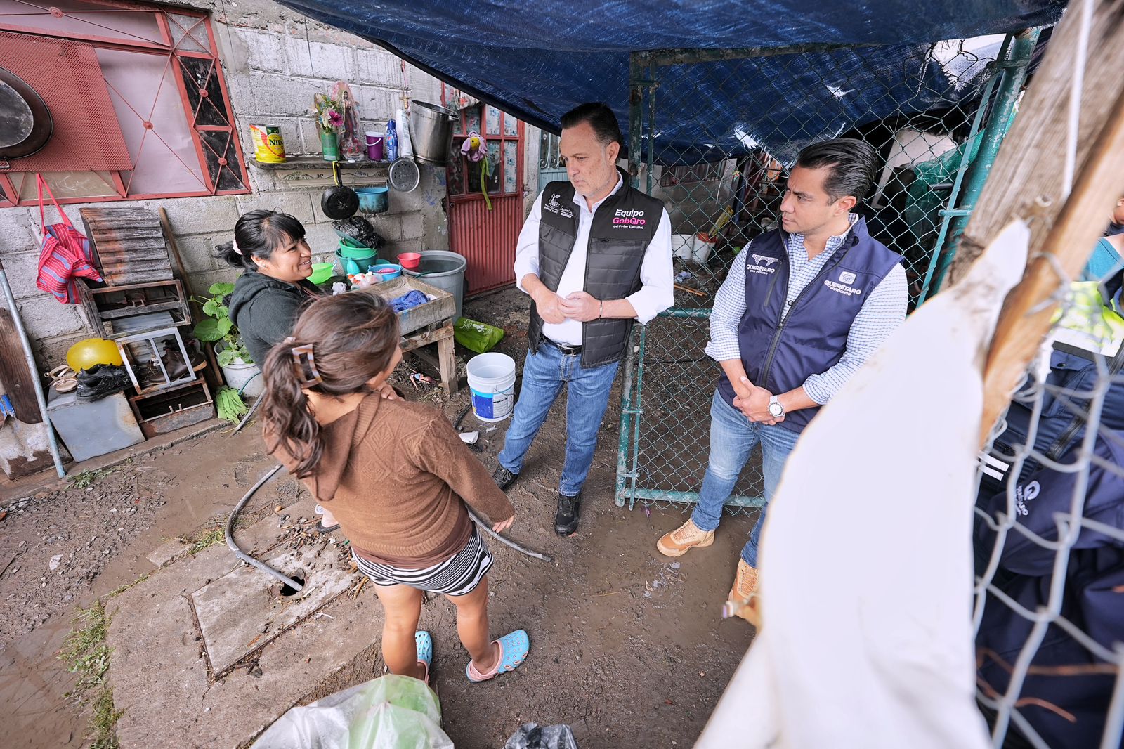 Imagen de Recorren Felifer Macías y Mauricio Kuri zonas afectadas por lluvias en Querétaro 12