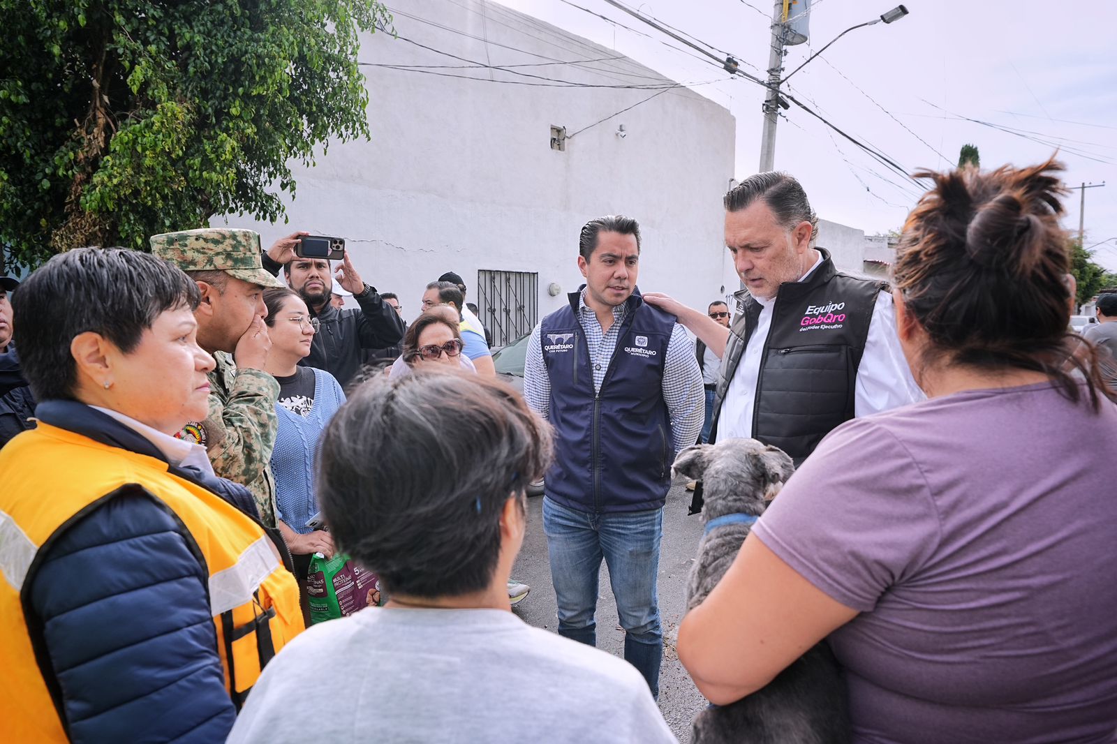 Imagen de Recorren Felifer Macías y Mauricio Kuri zonas afectadas por lluvias en Querétaro 10
