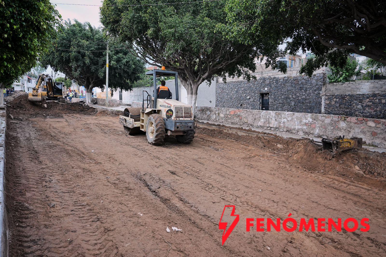 Supervisa Felifer Macías rehabilitación de la calle Obreros y entrega apoyos a familias afectadas