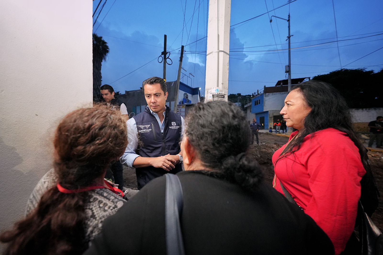 Imagen de Supervisa Felifer Macías rehabilitación de la calle Obreros y entrega apoyos a familias afectadas 2