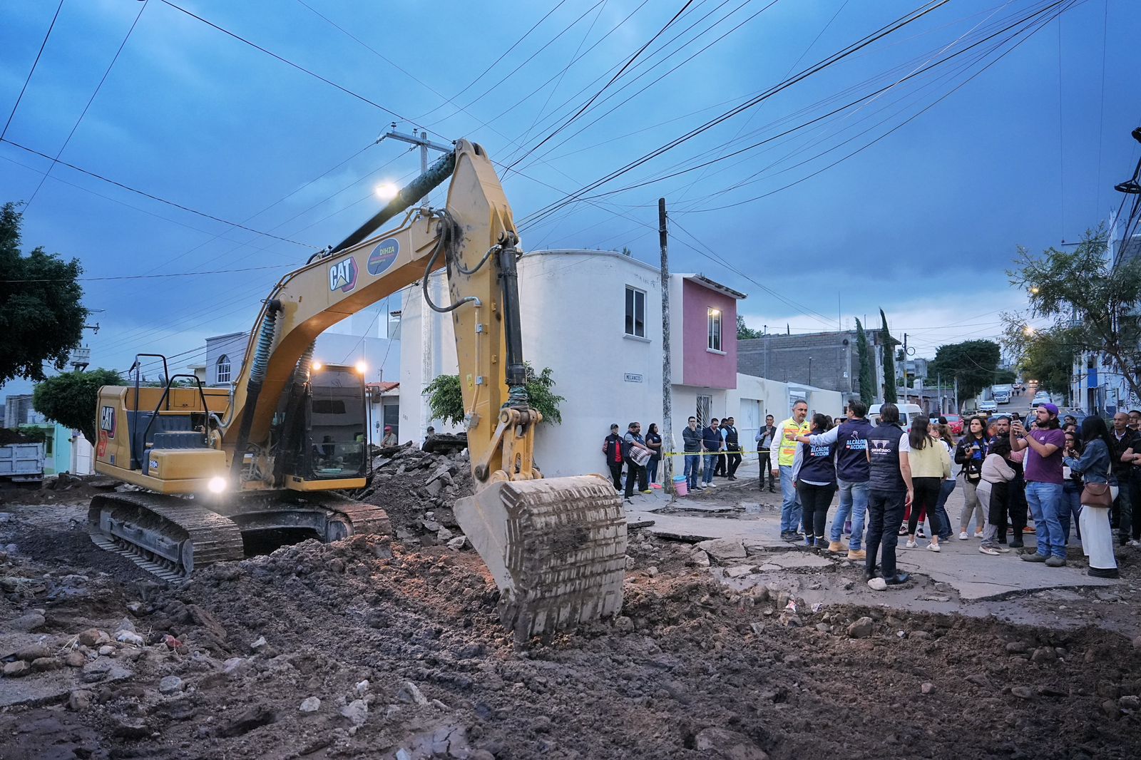 Imagen de Supervisa Felifer Macías rehabilitación de la calle Obreros y entrega apoyos a familias afectadas 3
