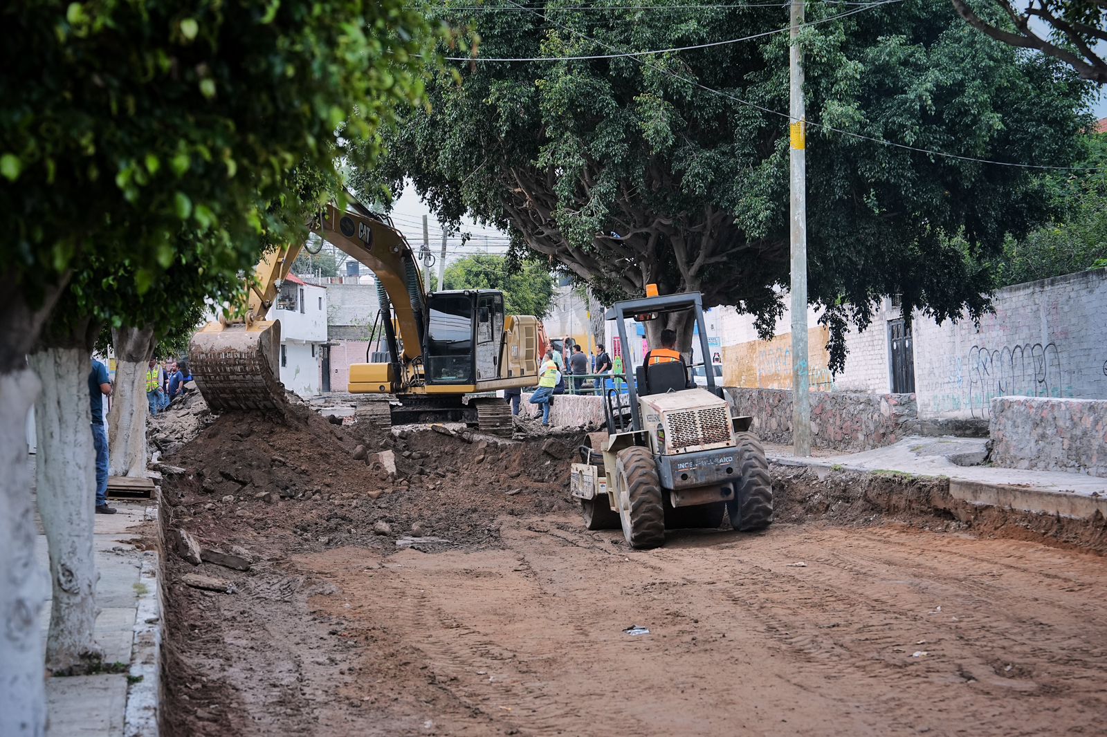 Imagen de Supervisa Felifer Macías rehabilitación de la calle Obreros y entrega apoyos a familias afectadas 4