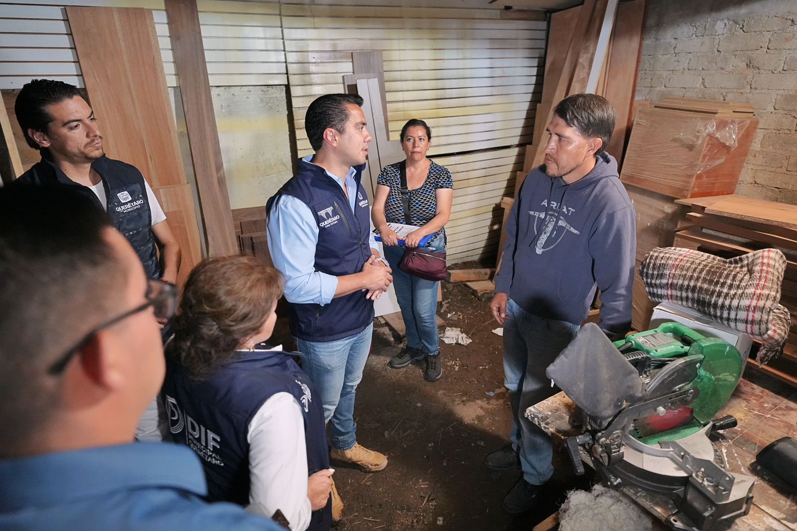 Imagen de Supervisa Felifer Macías rehabilitación de la calle Obreros y entrega apoyos a familias afectadas 5