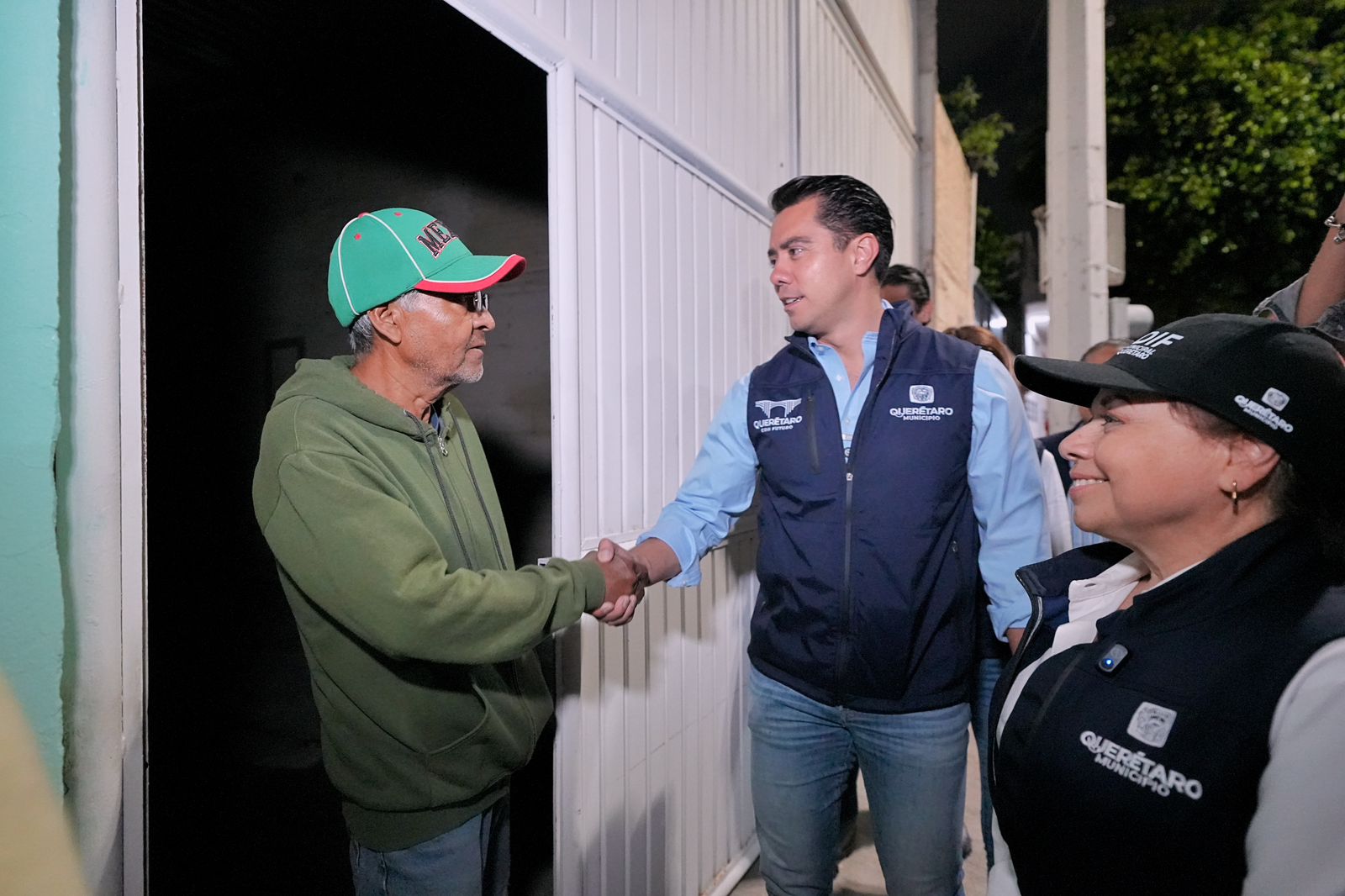 Imagen de Supervisa Felifer Macías rehabilitación de la calle Obreros y entrega apoyos a familias afectadas 6