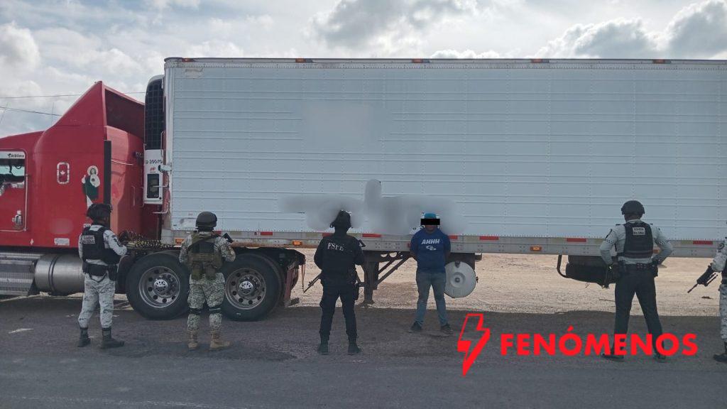 Asegura Secretaría de Seguridad y Paz carga de manzanas valuada en 700 mil pesos en carretera de San Diego de la Unión; hay un detenido