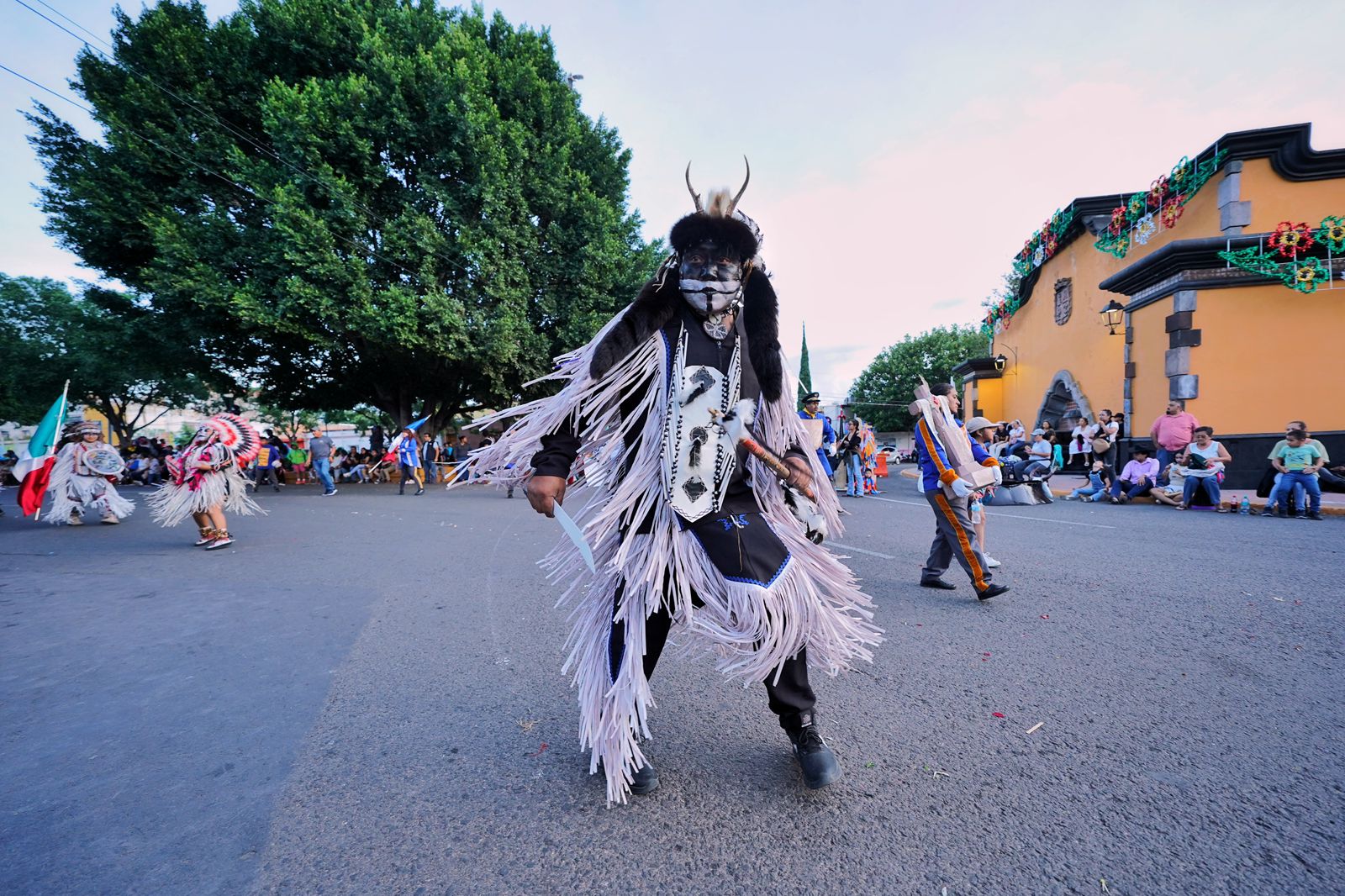 Imagen de Acude Felifer Macías al tradicional festejo de los concheros en el centro de la ciudad 8