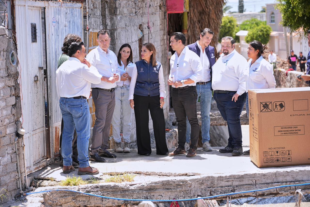 Imagen de Realiza Felifer Macías entrega de enseres a familias afectadas por lluvias 7