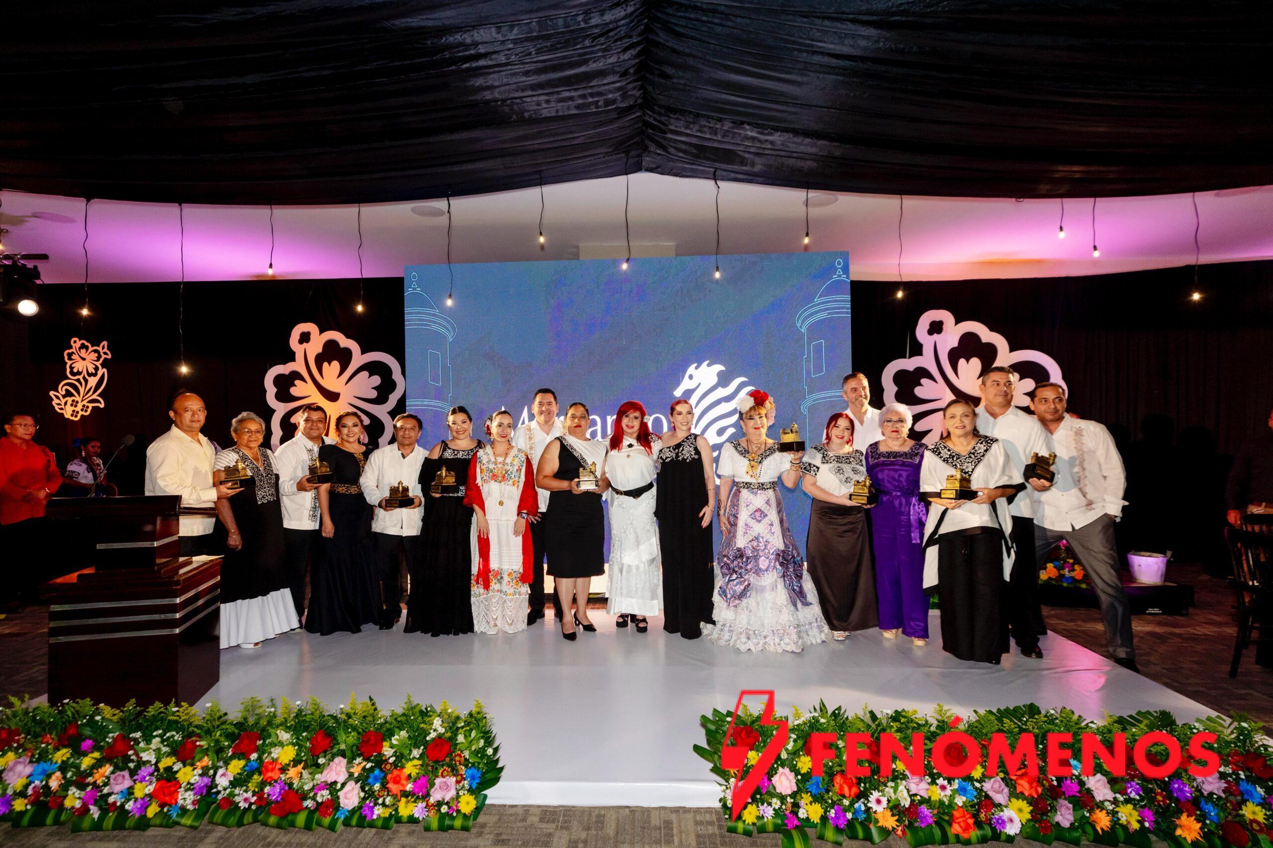 LA GOBERNADORA LAYDA SANSORES SAN ROMÁN ENTREGÓ EL PREMIO “EL PREGONERO”