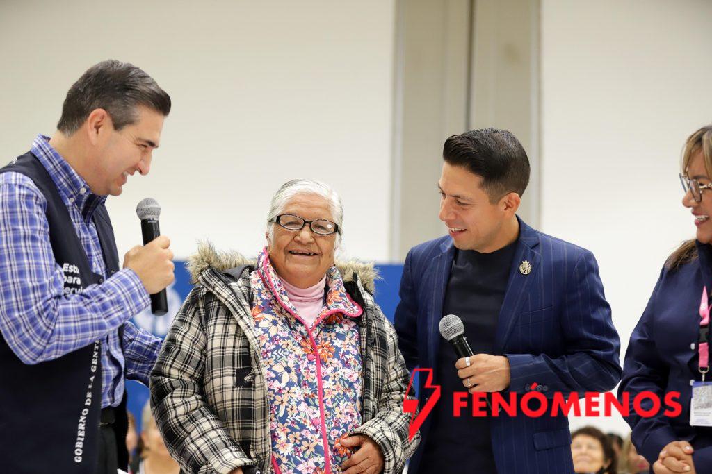 Entregan Gobierno de la Gente, DIF Nacional y DIF Estatal 9 mil anteojos a adultos mayores